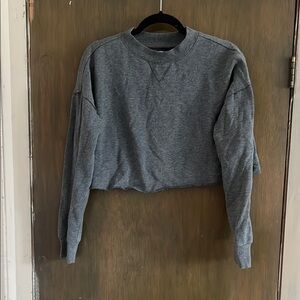 Colsie Gray Boxy Cropped Sweatshirt with Long Sleeves